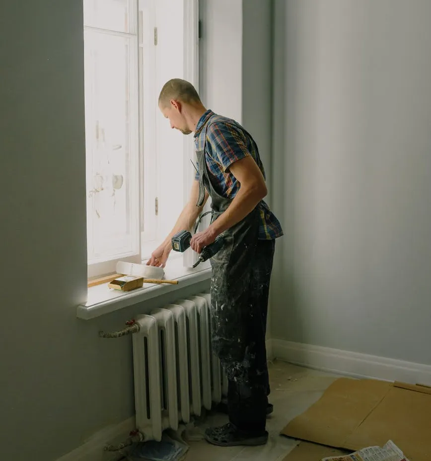 Рабочий у подоконника